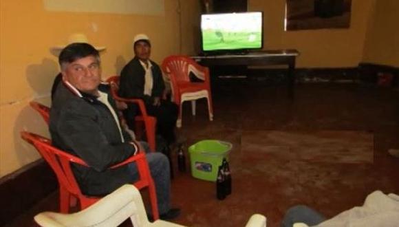 Alcalde cajamarquino es hallado tomando y viendo el Mundial