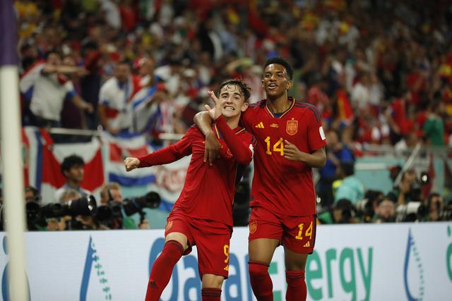 Alejandro Baldé celebra con Gavi el quinto gol de España ante Costa Rica. (Foto: GEC/Daniel Apuy)