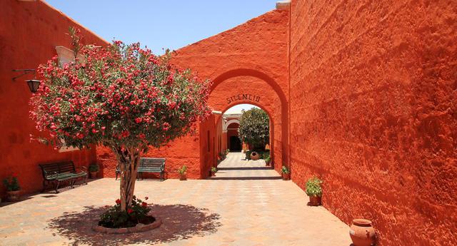 Monasterio de Santa Catalina. Claustros, plazas, techos de teja y suelos empedrados forman parte de este monasterio ubicado en Arequipa. (Foto: Shutterstock)