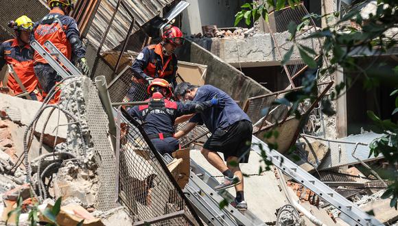 Trabajadores de emergencia ayudan a un sobreviviente después de que fue rescatado de un edificio dañado en la ciudad de Nuevo Taipei, tras terremoto de magnitud 7,2 al este de Taiwán. (Foto de CNA / AFP)