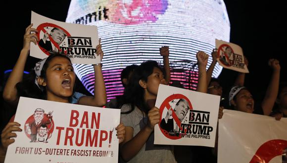 Los manifestantes reclaman que Donald Trump no critique el polémico plan antidrogas que mantiene el presidente filipino Rodrigo Duterte en el que se le acusa de realizar ejecuciones extrajudiciales. (EFE)