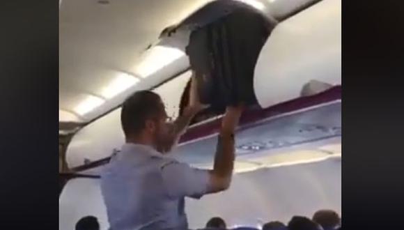 El pasajero de un avión se volvió famoso por no poder guardar su equipaje de mano dentro de una maletera. (Foto: Captura)