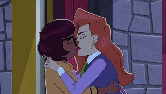 La nueva serie de HBO Max, "Velma", nos ha mostrado el beso entre las dos legendarias protagonistas de "Scooby Doo". (Foto: HBO Max)