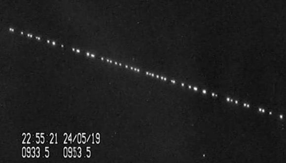 El tren luminoso formado por satélites de SpaceX se vio sobre el cielo de Holanda. (Foto: Marco Langbroek)