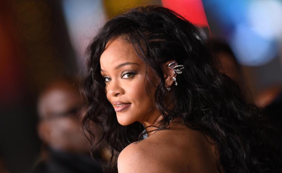 Desde sus inicios en la música hasta convertirse en mamá, Rihanna siempre fue un ícono de moda por su estilismo multifacético. Tenía el don de causar impacto tanto con looks clásicos como con apuestas atrevidas y arriesgadas que daban de qué hablar. En su cumpleaños 35, recordamos los mejores looks que llevó en la alfombra roja.
(Foto: AFP)