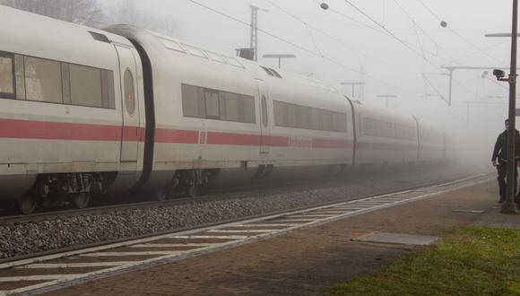 Un tren de alta velocidad ICE es visto en la estación de tren de Seubersdorf, en el sur de Alemania, el 6 de noviembre de 2021, luego de que varias personas resultasen heridas en un ataque con cuchillo. (STR / DPA / AFP).