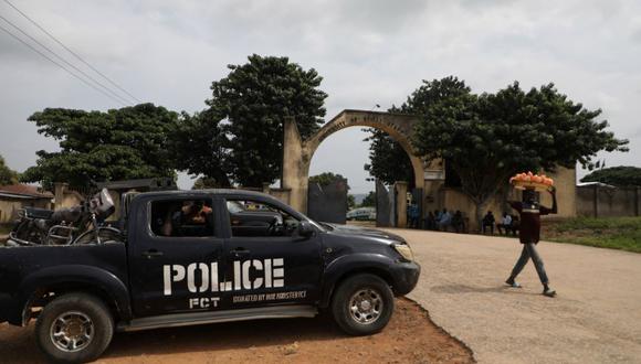 Un carro de la policía está estacionado frente a la puerta de la residencia del personal de la Universidad de Abuja, en Nigeria, donde hombres armados desconocidos secuestraron a varias personas el 2 de noviembre de 2021. (Foto referencial, KOLA SULAIMON / AFP).
