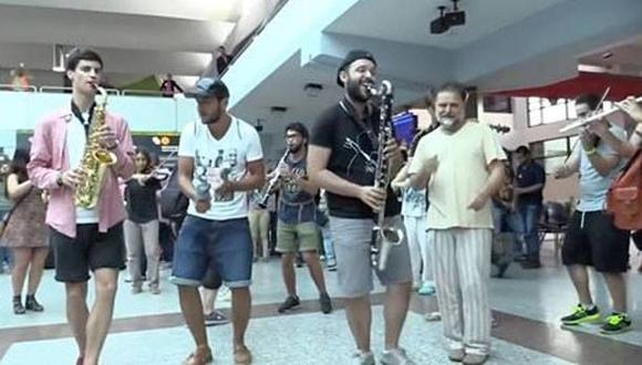 Facebook: orquesta interpreta "La Bilirrubina" en aeropuerto