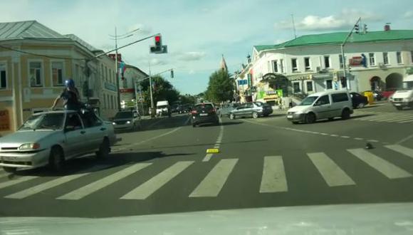 Motociclista chocó y acabó sobre el techo de un auto [VIDEO]