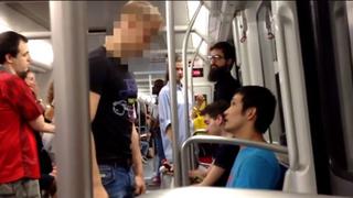 Neonazis agreden a joven asiático en el Metro de Barcelona