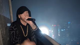 Eminem se sube a lo alto del Empire State para interpretar "Venom"