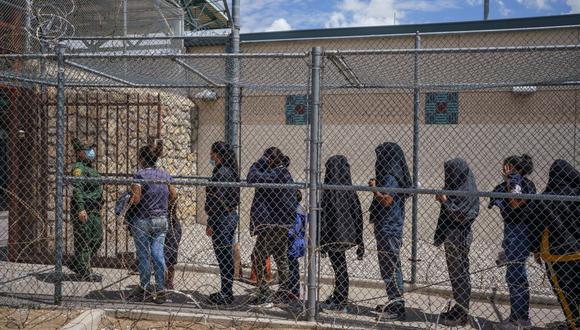 Migrantes son expulsados ​​a México en el Puente Internacional Paso del Norte en El Paso, Texas, el 1 de septiembre de 2021. (Foto referencial, PAUL RATJE / AFP).