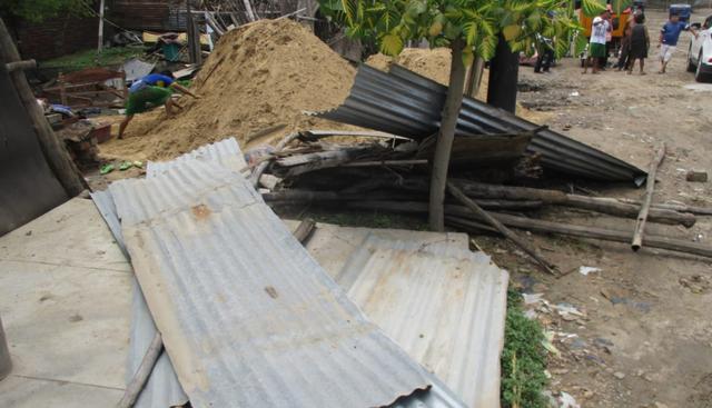 Chulucanas ha soportado intensas lluvias que han provocado daños en colegio, mercado y hospital de la zona. Las personas se arriesgaron al cruzar las quebradas. (Foto: Carlos Chunga)