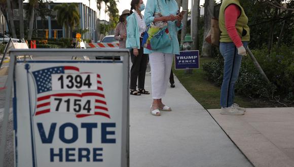 La gente hace fila para votar en el Centro Recreativo Morton y Barbara Mandel en Florida, el 3 de noviembre de 2020. (Foto referencial, Joe Raedle/Getty Images/AFP).