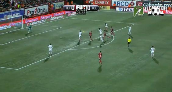 El delantero de 'Xolos' de Tijuana Juan Martín Lucero anotó con gran definición para poner en ventaja al cuadro local ante Toluca por las semifinales de la Liga MX. (Foto: captura)