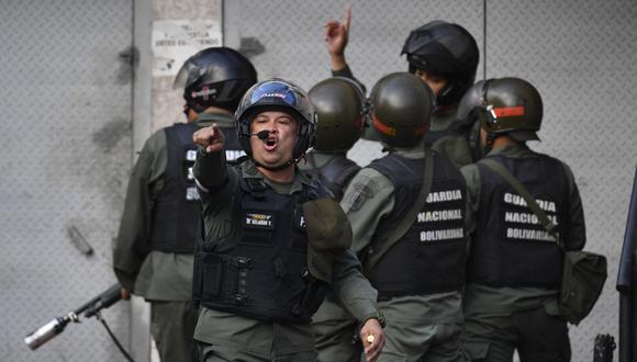 Cotiza: Militares requisan material a fotógrafos que cubrían levantamiento de la GNB contra Nicolás Maduro. (AFP).