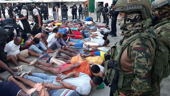 Soldados vigilando a los reclusos después de tomar el control de una prisión en Esmeraldas, Ecuador, el 14 de enero de 2024. (Foto de Fuerzas Armadas de Ecuador / AFP)