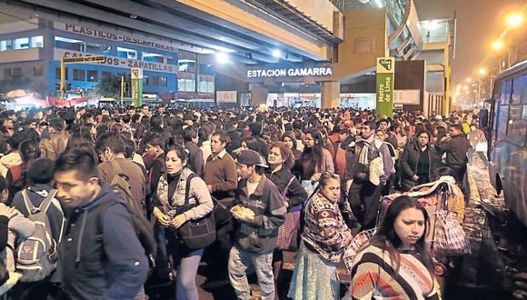 Largas colas se forman en hora punta fuera de la estación Gamarra del metro de Lima. Cerca de allí se construirá la parada que interconectará las líneas 1 y 2. (Alessandro Currarino / El Comercio)