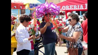 Trujillo: con globos y música recordaron a mamás en cementerio