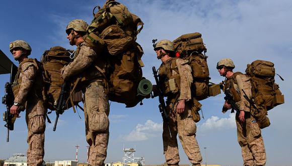 Los marines de Estados Unidos abordan un avión de transporte C-130J Super Hércules que se dirige a Kandahar, Afganistán, el 27 de octubre de 2014. (FOTO AFP / WAKIL KOHSAR).