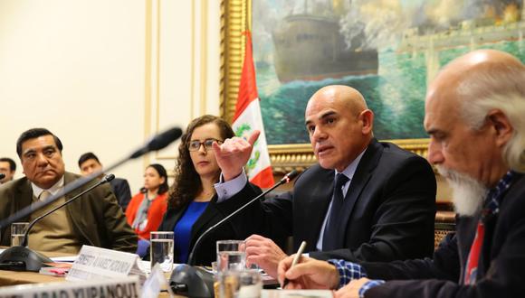 Los ex presidentes del TC Víctor García Toma (izq) y Ernesto Álvarez (der.) firman el documento. Ambos también fueron citados al Congreso para dar su opinión sobre la reforma política. (Foto: Congreso).