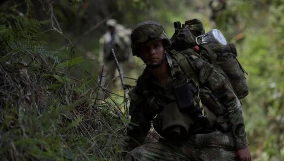 Un soldado colombiano patrulla en Marquetalia, cuna de las Fuerzas Armadas Revolucionarias de Colombia (FARC), Departamento de Tolima, Colombia, el 27 de octubre de 2021. (Foto referencial)
