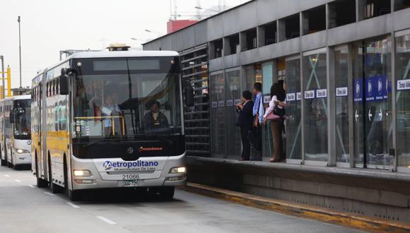 Usuarios esperan varios minutos para abordar a un bus del Metropolitano. (El Comercio)