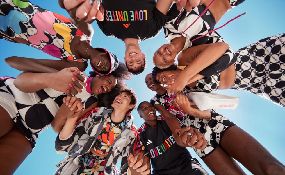 Cada 28 de junio se celebra a nivel mundial el Día del Orgullo LGTBIQA+. Como siempre, el sector de la moda también se suma a la campaña de empoderamiento y visibilización de la comunidad a través del lanzamiento de nuevas colección Pride. Este año, estas son algunas de las marcas que además de llenarse de la alegría característica de la fecha, también generan un impacto positivo por la igualdad de derechos y oportunidades de personas de la comunidad en desventaja.
(Foto: Adidas)