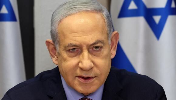 El primer ministro israelí, Benjamin Netanyahu, preside una reunión de gabinete en Kirya, que alberga el Ministerio de Defensa israelí, en Tel Aviv el 31 de diciembre de 2023. (Foto de ABIR SULTAN / POOL / AFP)