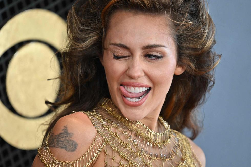 Miley Cyrus y su look de impacto en el Grammy 2024 FOTOS SALTAR