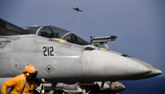 Un avión de combate F18 Hornet se prepara para aterrizar en la cubierta del portaaviones USS Harry S. Truman de la Marina de EE.UU., el 8 de mayo de 2018. (Foto referencial, ARIS MESSINIS / AFP).