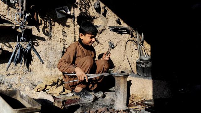 Un niño es fotografiado en un taller de herreros en Herat, Afganistán. (Foto: AFP)