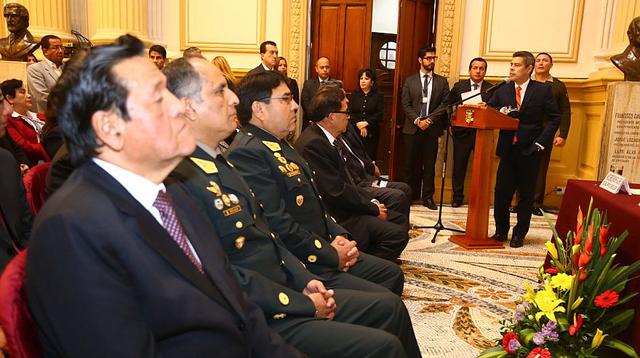 Luis Galarreta firmó la ley aprobada por el Congreso que declara Héroes de la Democracia a los integrantes del GEIN. Esto en medio de una muestra a cargo de la Dircote para conmemorar los 25 años de la captura de Abimael Guzmán. (Congreso de la República)