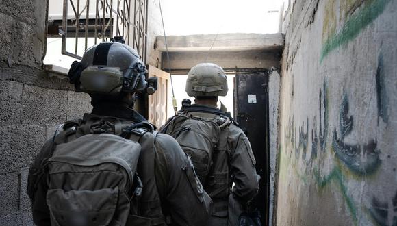 El Ejército israelí informó que la toma militar del Hospital al Shifa y sus alrededores, en la ciudad de Gaza, continúa, junto a bombardeos, el 30 de marzo de 2024. (Foto del Ejército israelí / EFE)
