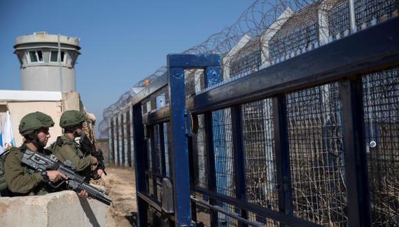 Soldados israelíes hacen guardia junto al cruce fronterizo entre la provincia siria de Al Quneitra e Israel, en los Altos del Golán. (Foto referencial: EFE)