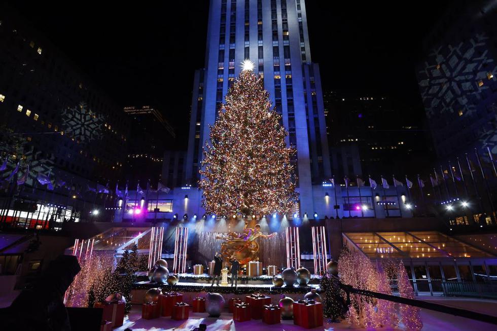 El árbol de Navidad del Rockefeller Center se iluminó en Nueva York, Estados Unidos, el 2 de diciembre de 2020. (EFE/EPA/JASON SZENES).