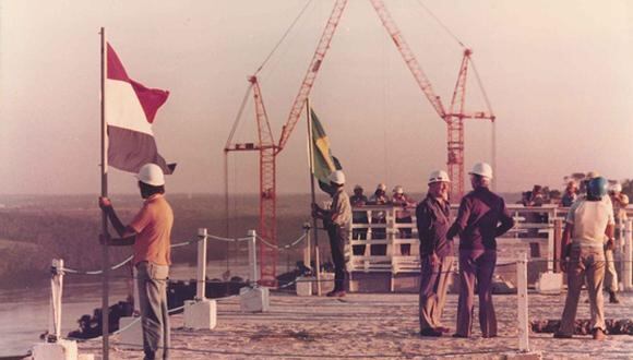 Un 5 de mayo de 1984, se sincronizaron las máquinas de la Itaipu para que entre en operación la primera turbina y el inicio de la generación de energía, siendo directores generales, el ingeniero Enzo Debernardi (Paraguay) y José Costa Cavalcanti (Brasil).