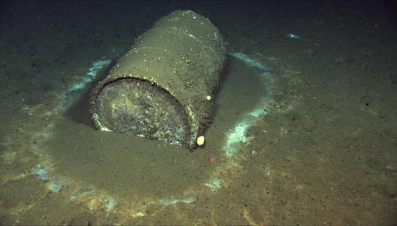 Los científicos calculan que podría haber hasta medio millón de barriles como este en el lecho marino frente a las costas del sur de California. (DAVID VALENTINE / ROV JASON).