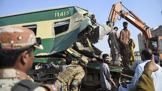 El terrible choque de trenes que ha enlutado a Pakistán