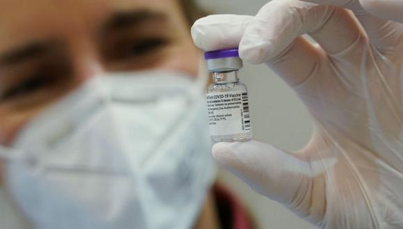 La ficha técnica de Pfizer recomienda administrar dos dosis de la vacuna cada 21 días para maximizar su eficacia. (Foto: Getty Images)