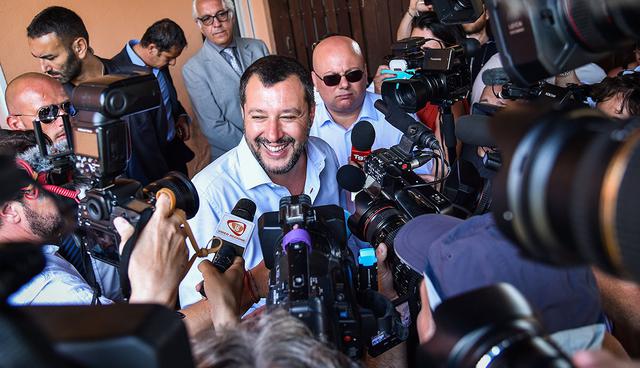 Ministro italiano del Interior, Matteo Salvini, protesta ante Francia y Alemania por las políticas migratorias en la Unión Europea. ](Foto: AFP)