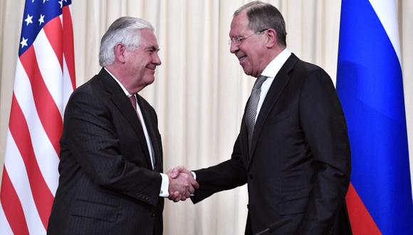 Rex Tillerson, secretario de Estado de Estados Unidos y Serguéi Lavrov, canciller de Rusia. (Foto: AFP)