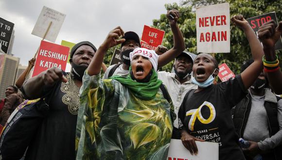 Manifestantes protestan por el asesinato de George Floyd y la violencia policial en los Estados Unidos y Kenia frente al edificio del Parlamento en Nairobi, Kenia. (Foto: Archivo/ AP / Brian Inganga).
