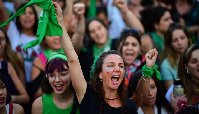 Miles de personas, incluidos integrantes de grupos feministas de Estados Unidos y Chile, se congregaron este miércoles frente al Congreso de Argentina para manifestarse a favor del aborto luego de que un proyecto de ley para su despenalización naufragara en el 2018 (AFP)