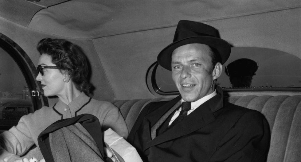 Frank Sinatra mira la cámara junto a Ava Gardner. (Foto: Getty Images)