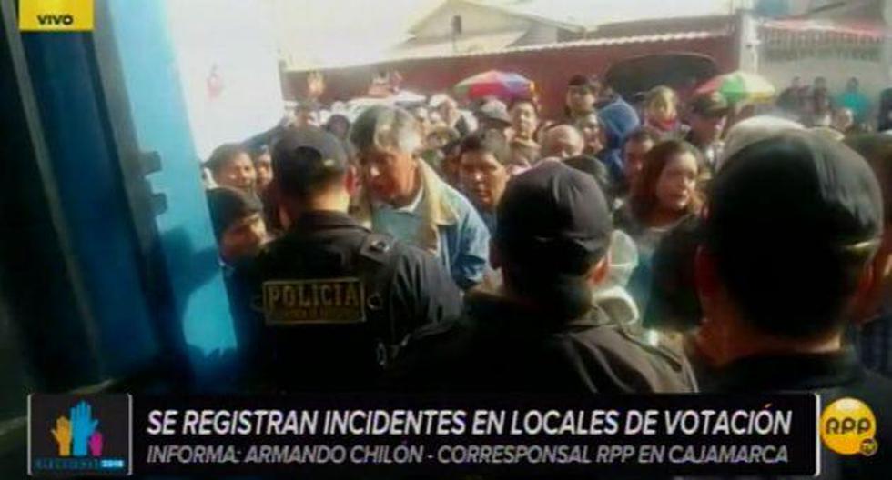 Los ciudadanos entraron a empujones al colegio San Ramón. (Foto: RPP)