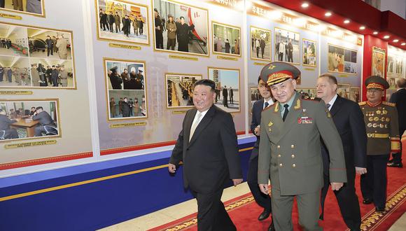 El líder norcoreano Kim Jong-un visitando la casa de exhibición de armas con el ministro de Defensa ruso, Sergei Shoigú y miembros de la delegación militar en Pionyang, el 27 de julio de 2023. (Foto de KCNA VIA KNS / AFP)