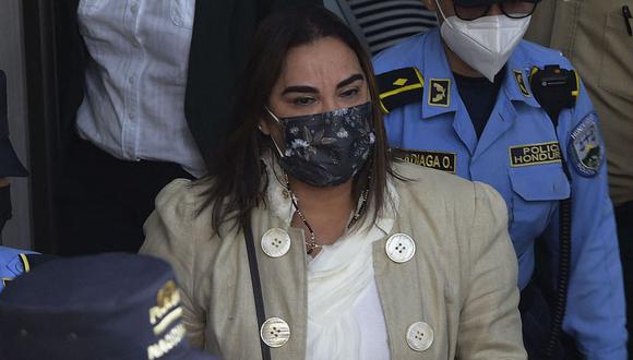 La exprimera dama hondureña (2010-2014) Rosa Elena Bonilla, esposa del expresidente hondureño Porfirio Lobo, es escoltada a su salida de la Corte Suprema de Justicia, en Tegucigalpa, el 17 de marzo de 2022. (Foto: Orlando SIERRA / AFP)