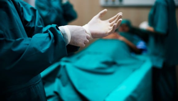 Un médico alistándose para proceder a una intervención. | Imagen referencial: rawpixel.com
