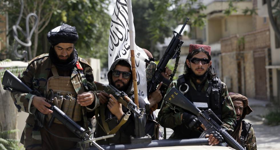 Esta foto del 19 de agosto muestra a combatientes talibanes mientras patrullan en Kabul, Afganistán. (Foto: AP /Rahmat Gul)
